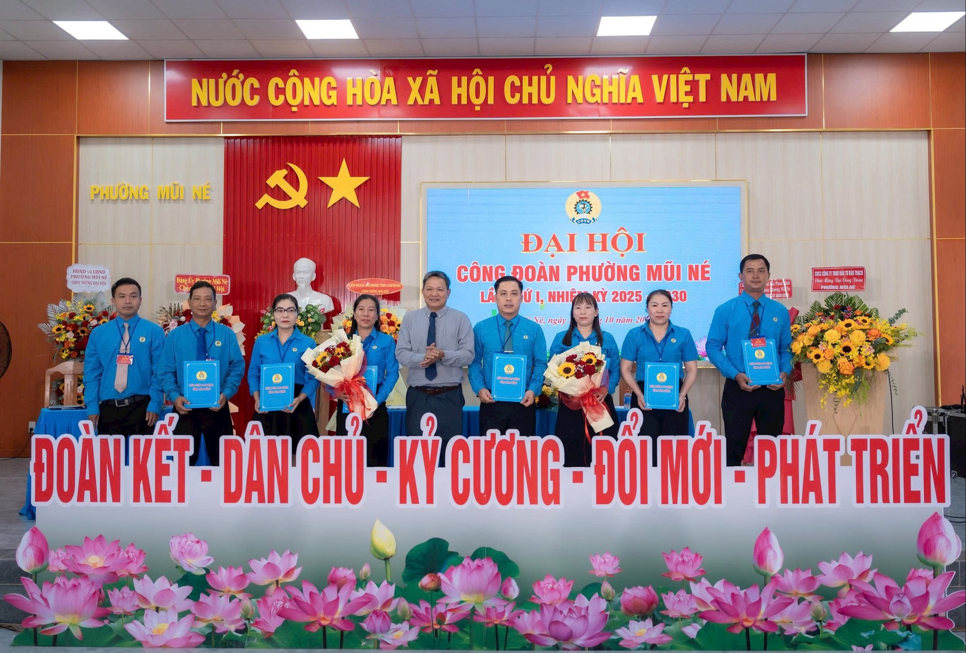 Kamrat Pham Van Nam, medlem av provinspartiets ständiga kommitté, partisekreterare och ordförande för folkrådet i Mui Ne-distriktet gratulerade distriktets fackförenings ständiga kommitté.