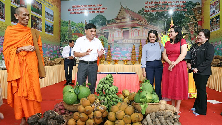 anh-2-trung-bay-san-pham-dac-trung-nguoi-dan-toc-khmer.jpg
