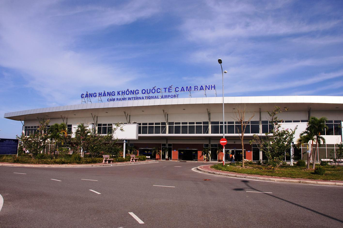 Sân bay quốc tế Cam Ranh, cửa ngõ hàng không chính để đến Ninh Thuận.
