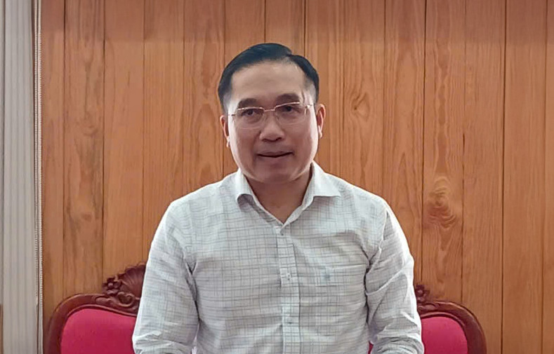 lanh-dao-so-xay-dung-bao-cao-tai-cuoc-hop.jpg
