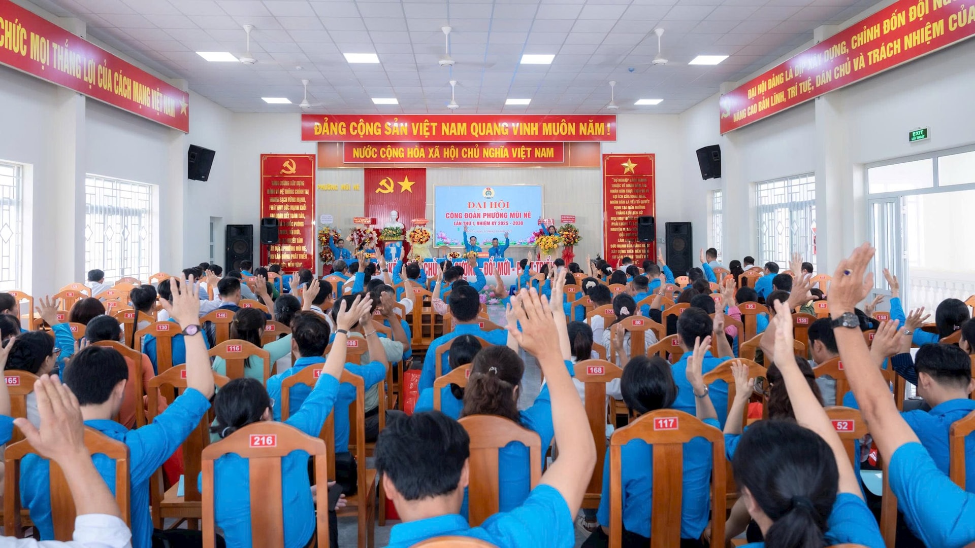 Omröstning för att anta mål vid fackföreningskongressen i Mui Ne-distriktet