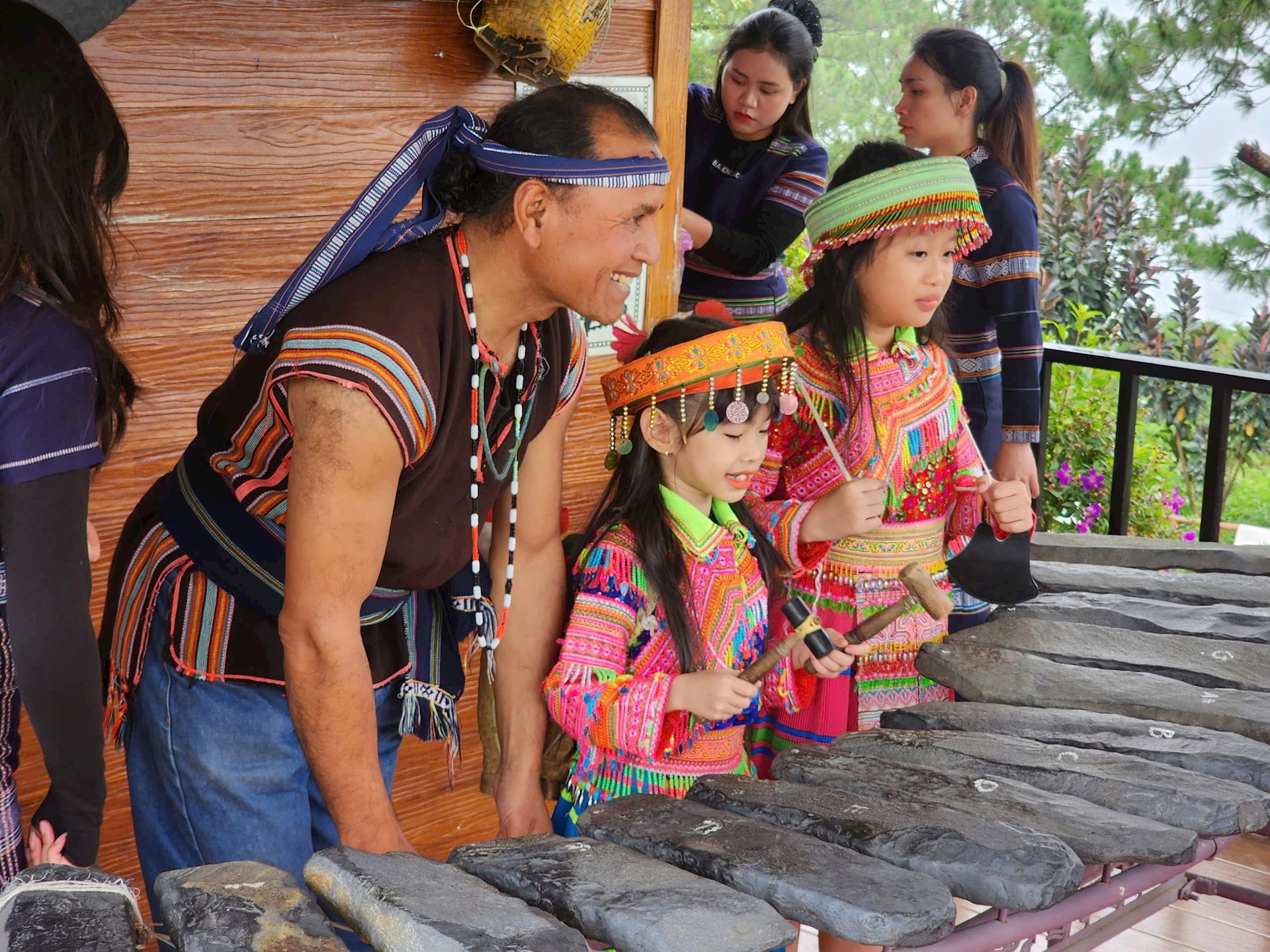 Trải nghiệm nghệ thuật đàn đá của người dân tộc thiểu số