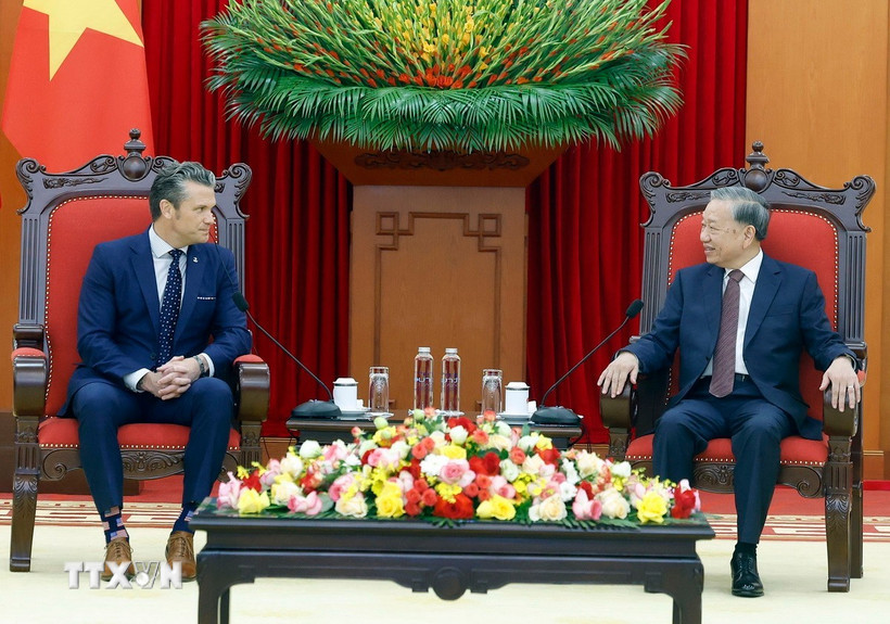 Tổng Bí thư Tô Lâm tiếp Bộ trưởng Bộ Chiến tranh Hoa Kỳ Pete Hegseth. (Ảnh: Thống Nhất /TTXVN)