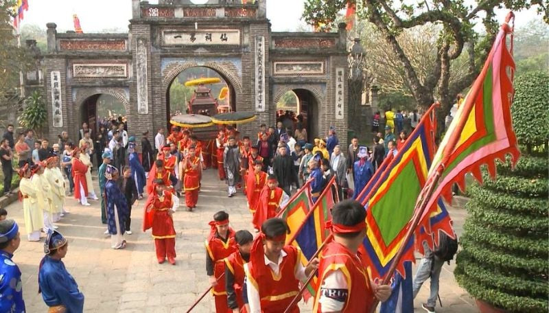 Kiệu được khiêng bởi các trai tráng khỏe mạnh trong làng