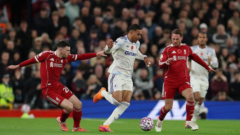Aston Villa gây không ít khó khăn cho Liverpool trong hiệp 1.