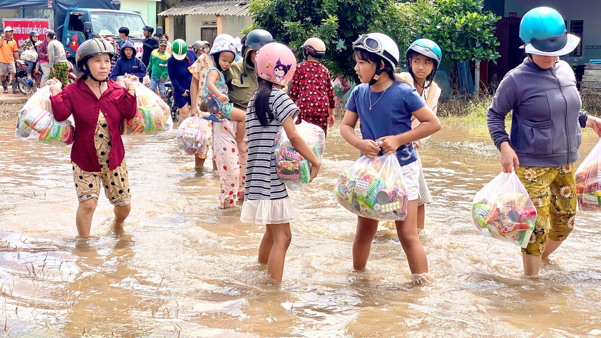 thăm người dân vùng lũ 5