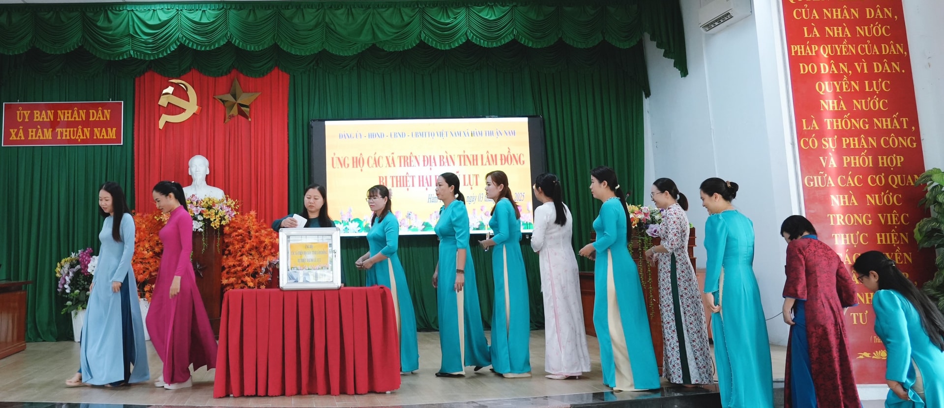 Kadrer, tjänstemän, offentliganställda och arbetare i kommunen deltog i att stödja människor som drabbats av naturkatastrofer i Lam Dong-provinsen.