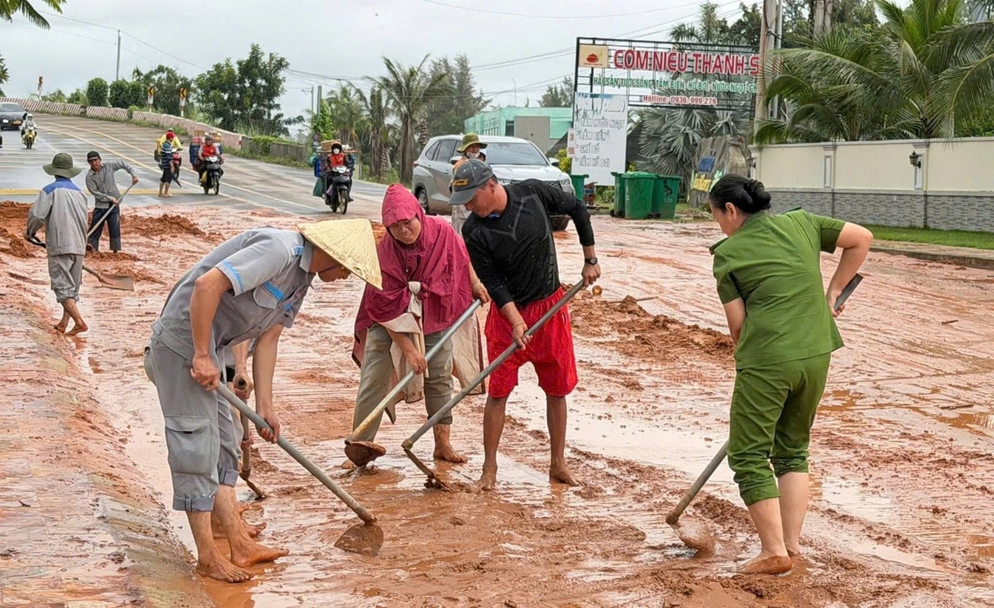 Công an phường Tiến Thành cùng Nhân dân khác phục cát tràn do mưa lũ