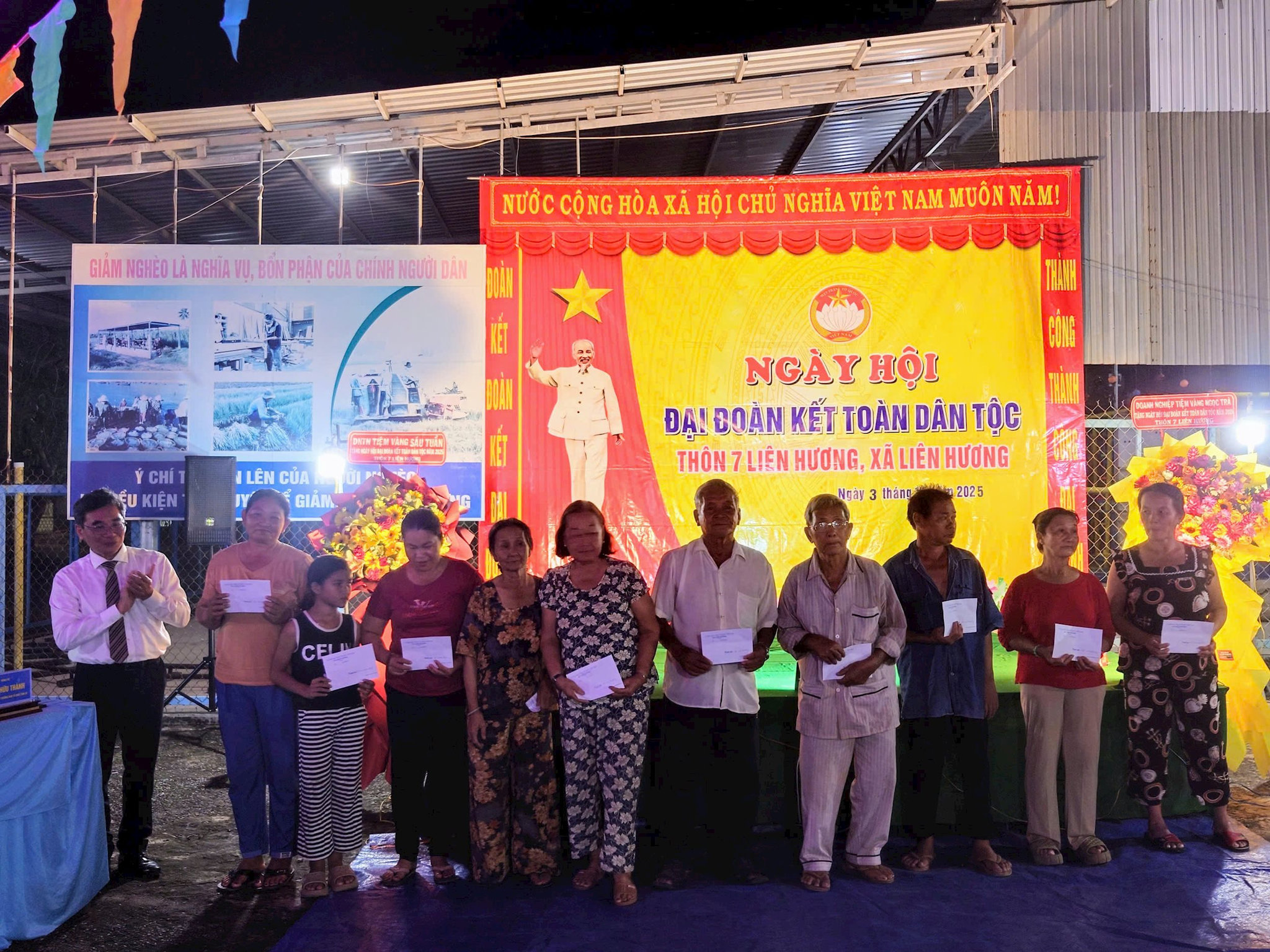 Tặng quà cho các hộ nghèo, cận nghèo