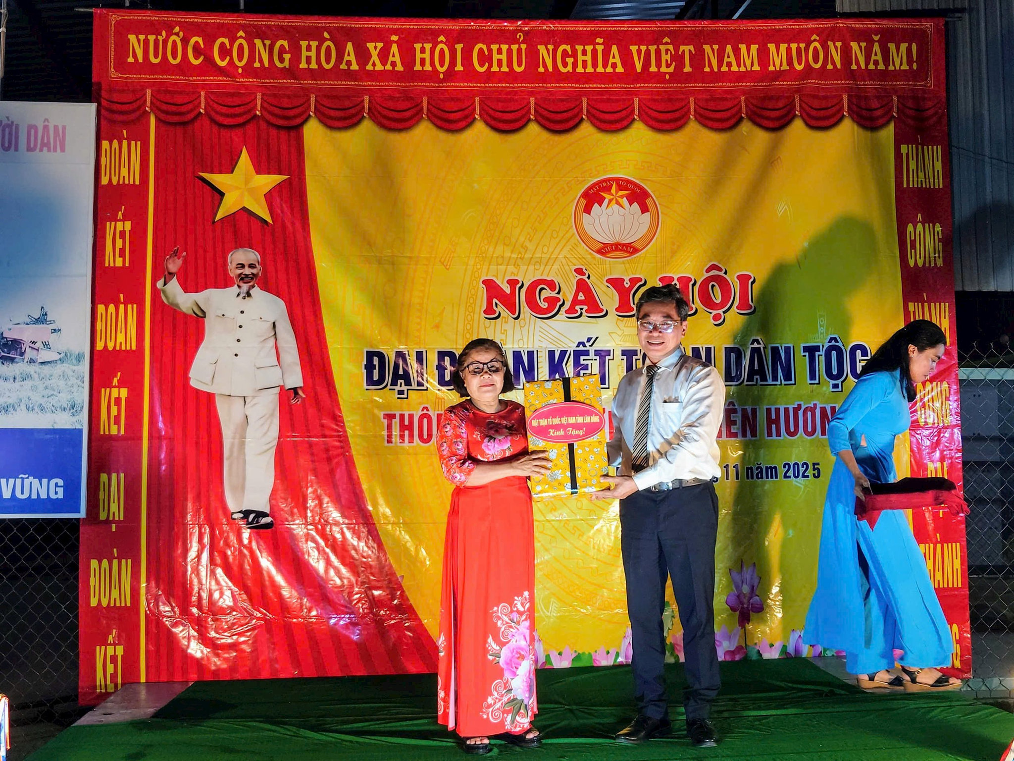 Đồng đồng chí Trần Hữu Thành - Tỉnh ủy viên, Phó Trưởng Ban Tổ chức Tỉnh ủy tăng quà cho Ban Công tác Mặt trận thôn