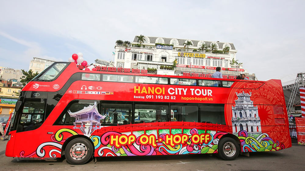 Du khách trải nghiệm trên tầng 2 của xe buýt City Tour