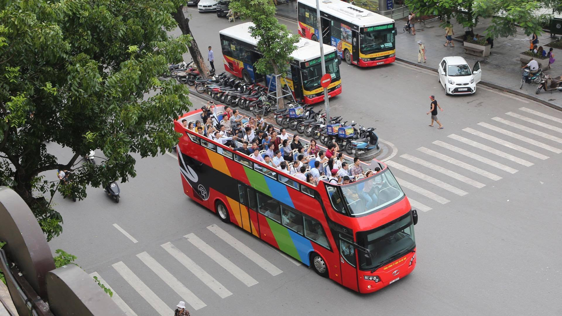 Xe buýt 2 tầng màu đỏ đặc trưng của dịch vụ Hanoi City Tour