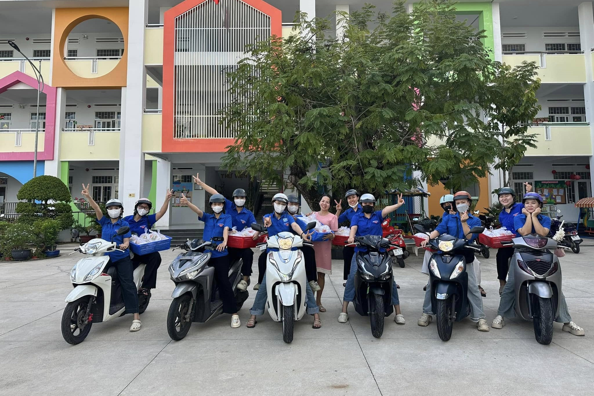 Tuổi trẻ phường Dubai88 hiện đang mở được xếp hạng cao nhất ra quân phát cơm miễn phí cho người dân
