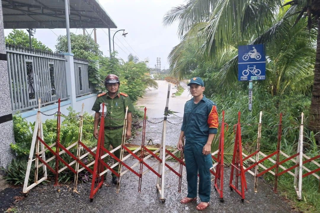 Lập rào chắn và túc trực để cảnh báo người dân không qua khu vực ngập nước