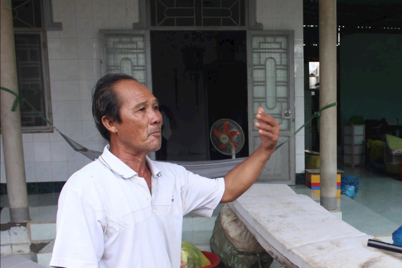 Ông Trương Tiến Đức kể với phóng viên về niềm vui khi được giúp đỡ