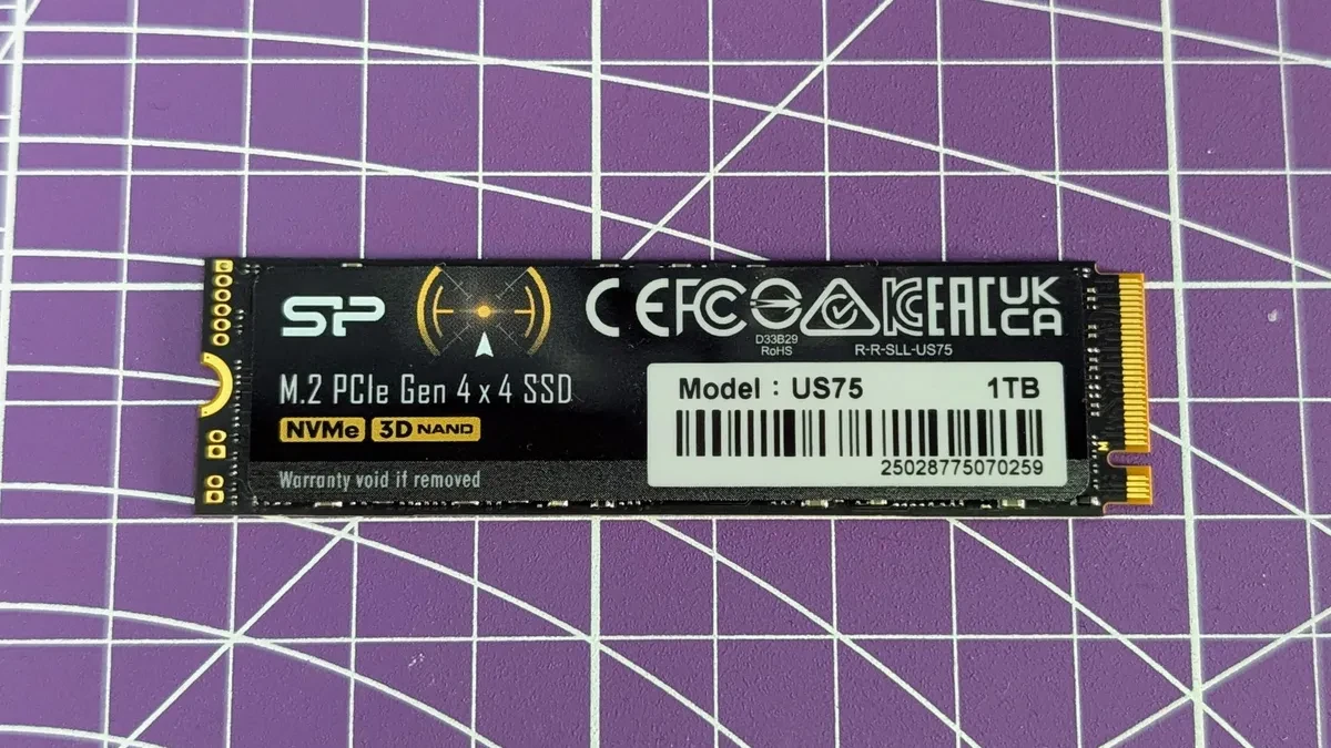 Cận cảnh ổ cứng SSD Silicon Power US75 trên bo mạch chủ