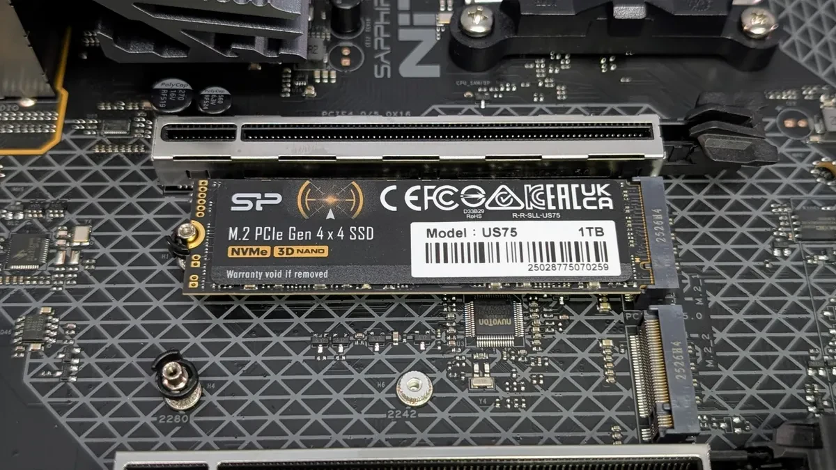 SSD Silicon Power US75 được lắp đặt trong khe cắm M.2