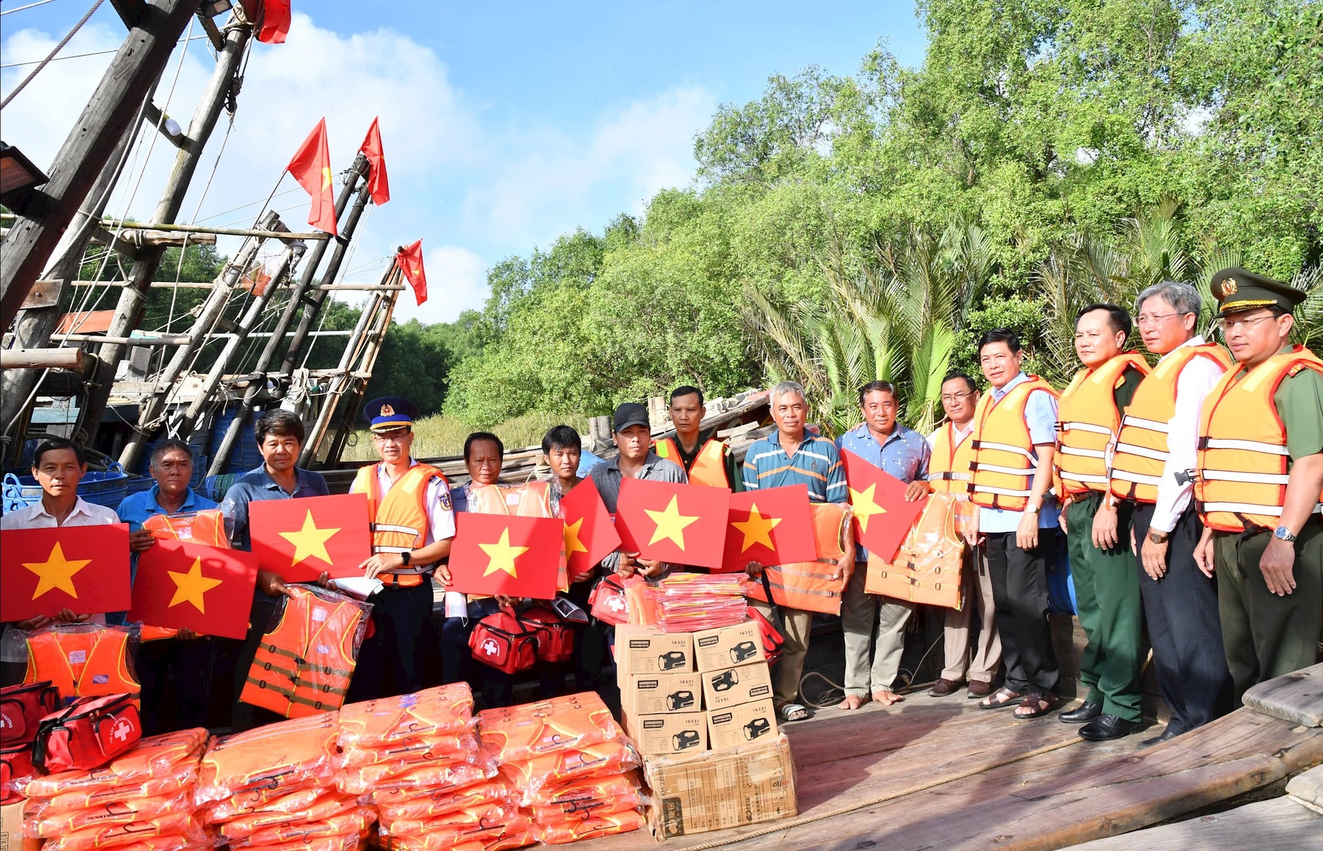 ប្រគល់ទង់ជាតិ កាបូបពេទ្យ អាវជីវិត និងពិលដល់ប្រជានេសាទ