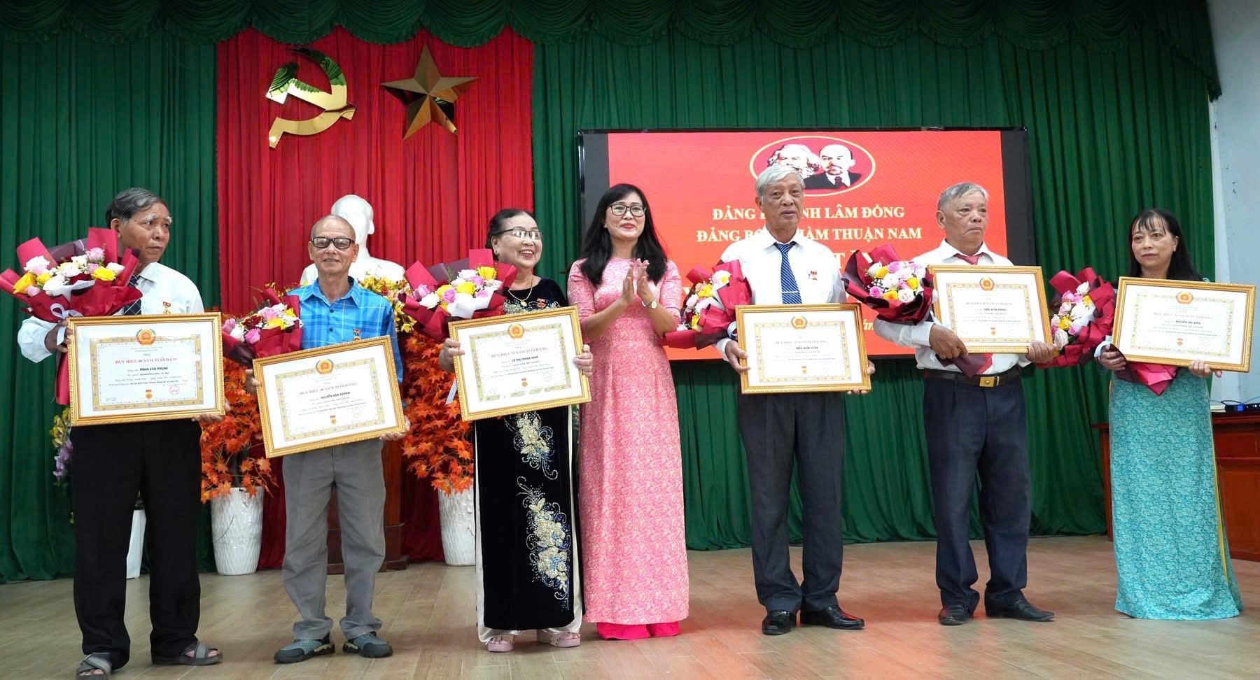 ផ្លាកសញ្ញាជូនសមាជិកបក្សចំនួន៦រូប