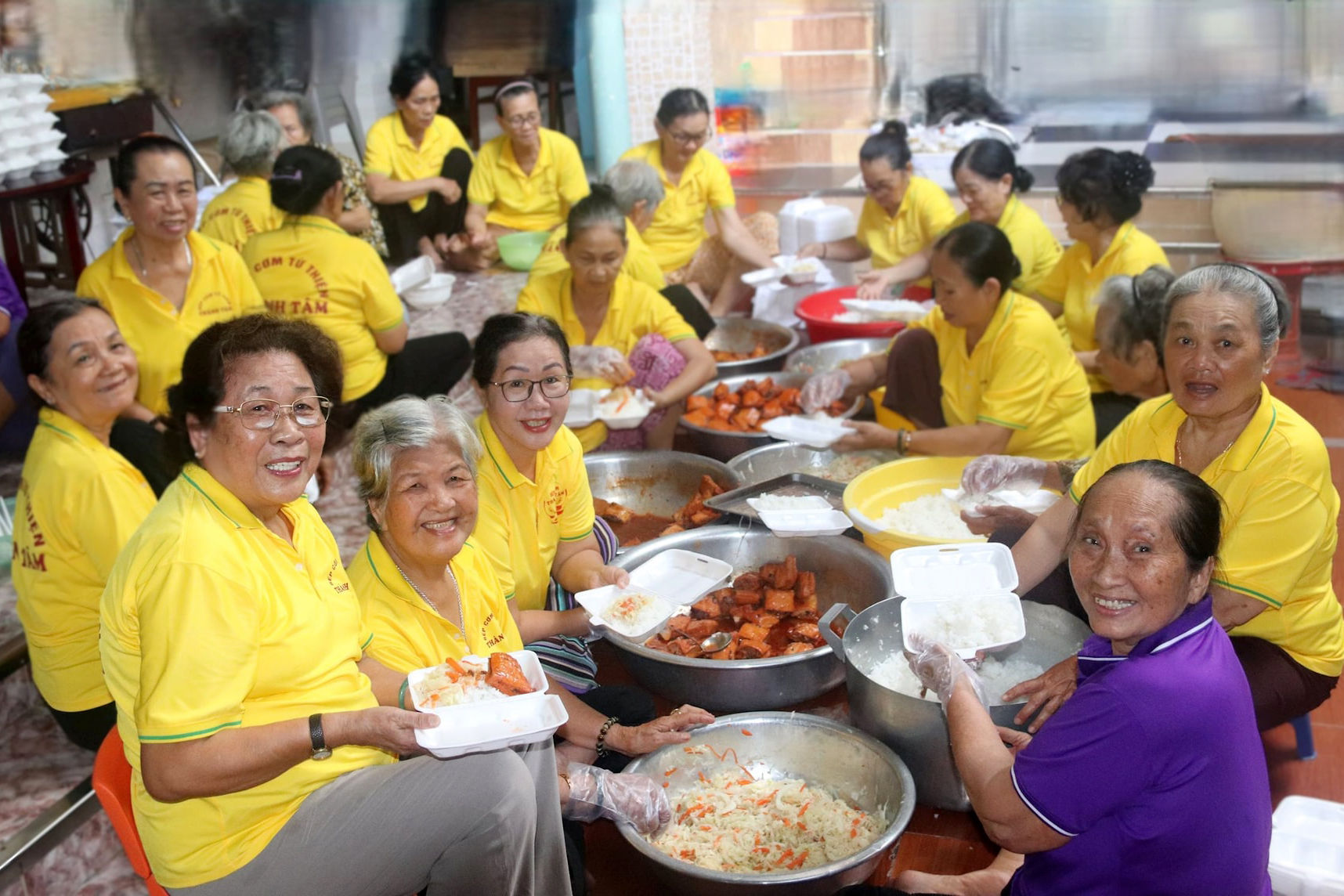 1.cac-thanh-vien-trong-bep-com-thanh-tam-dang-chuan-bi-phan-com-de-trao-cho-nhung-hoan-canh-kho-khan(1).jpg