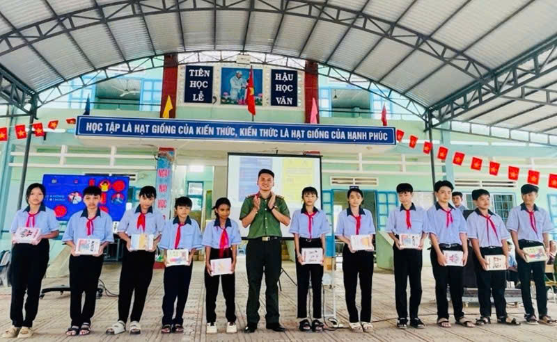 Công an xã kết hợp tặng quà cho các em học sinh khó khăn