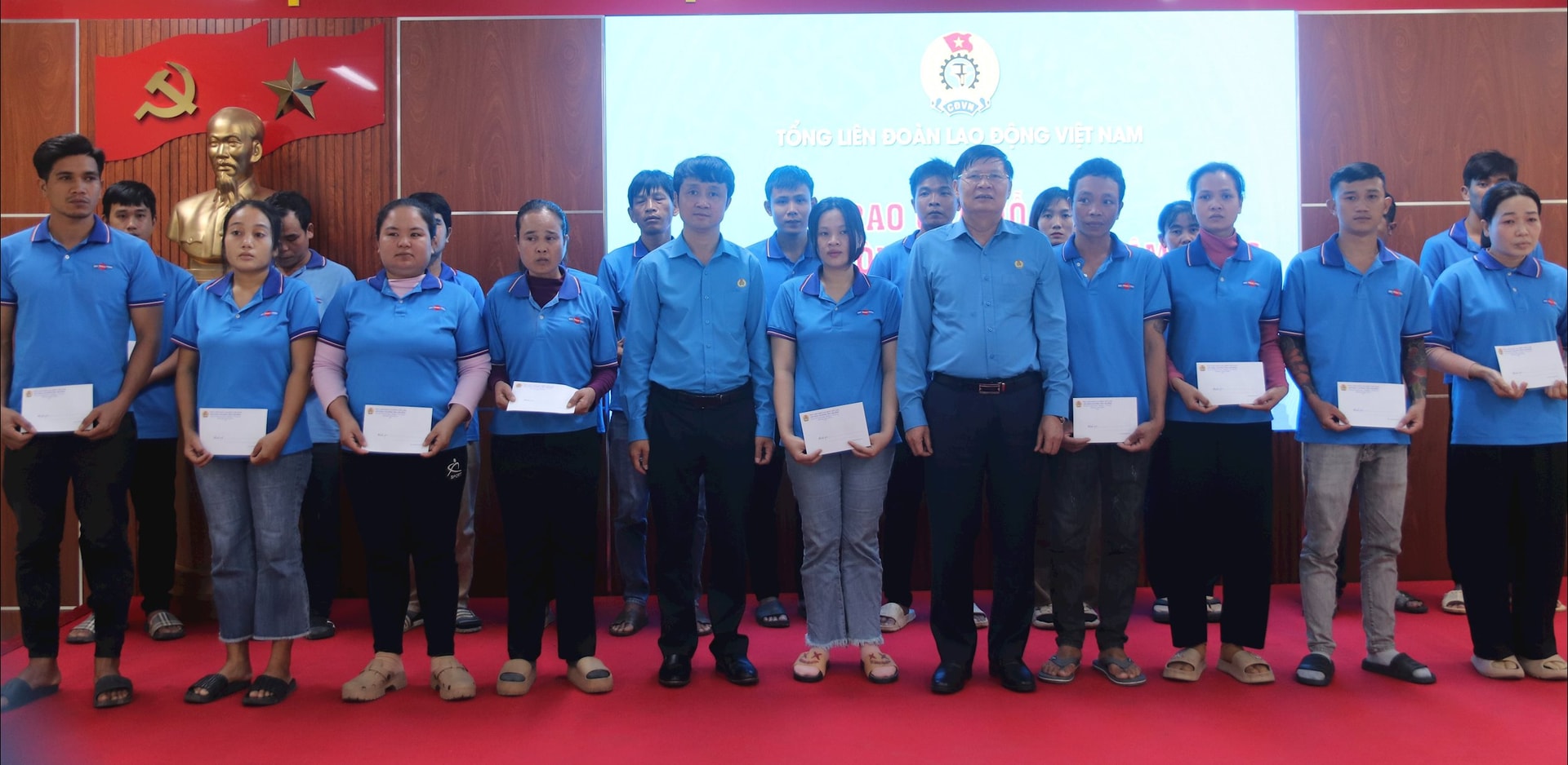 សមាជិកសហជីព និងនិយោជិតនៃក្រុមហ៊ុន Hai Trieu Company Limited បានទទួលអំណោយពីសហព័ន្ធការងារវៀតណាម។