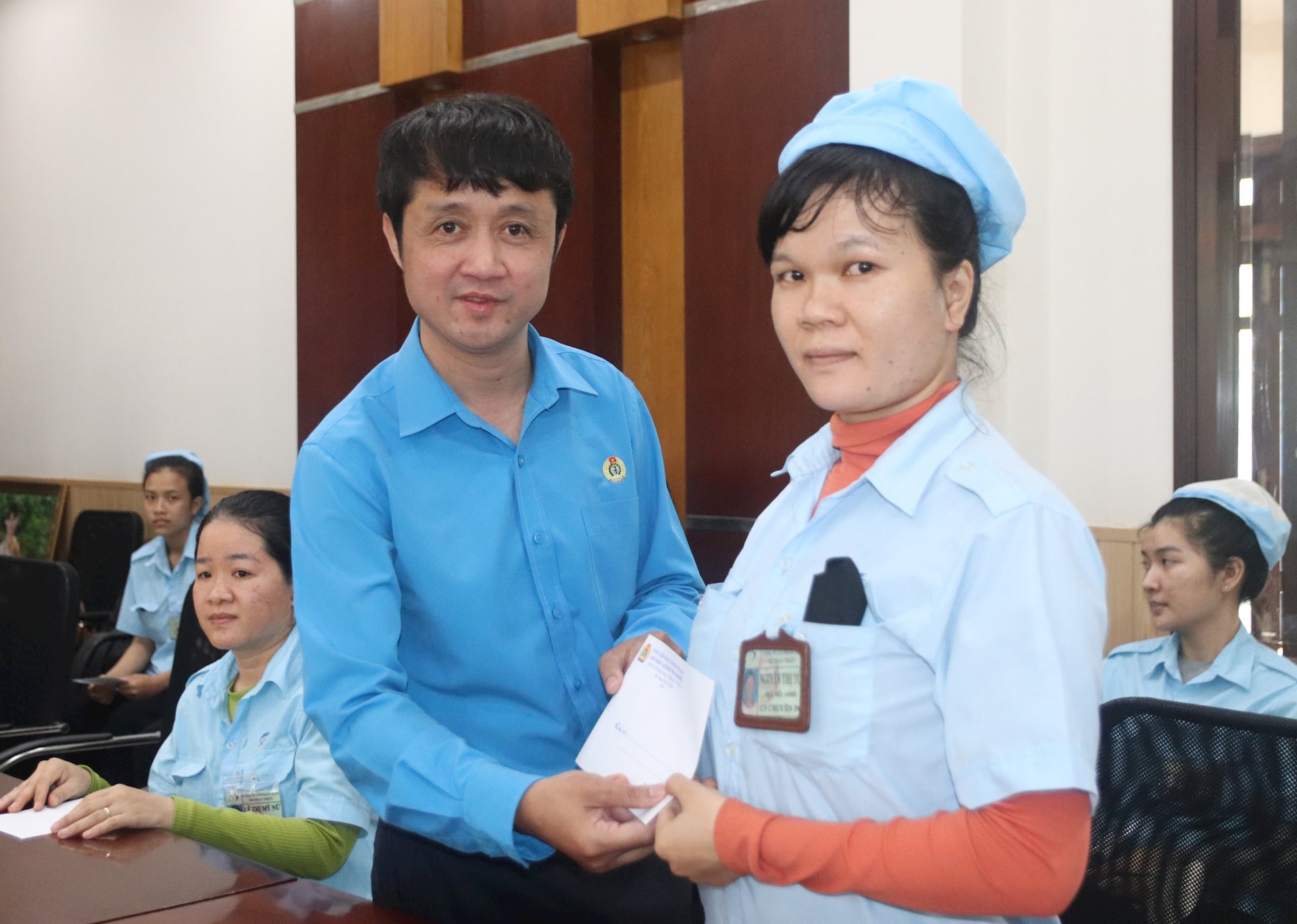 សមមិត្ត Ho Cong Duong អនុប្រធានអចិន្ត្រៃយ៍នៃសហព័ន្ធខេត្ត Lam Dong ជូនអំណោយ និងសួរសុខទុក្ខកម្មករដែលរងគ្រោះដោយខ្យល់ព្យុះ និងទឹកជំនន់នៅសង្កាត់ Ham Thang។