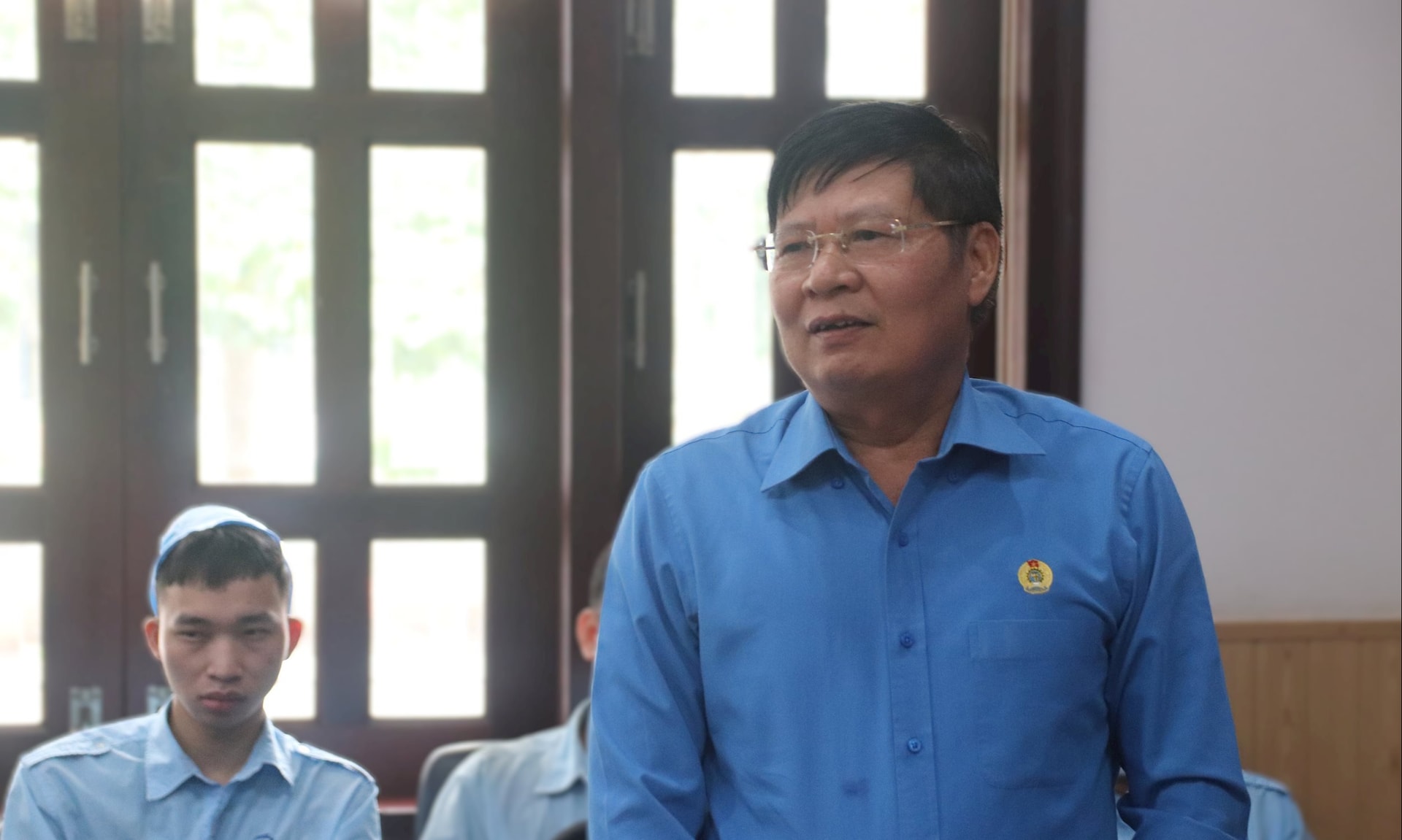 សមមិត្ត Phan Van Anh អនុប្រធានសហព័ន្ធការងារវៀតណាមបានអាណិតអាសូរចំពោះការខូចខាតដោយសារខ្យល់ព្យុះ និងទឹកជំនន់នៅខេត្ត Lam Dong ។