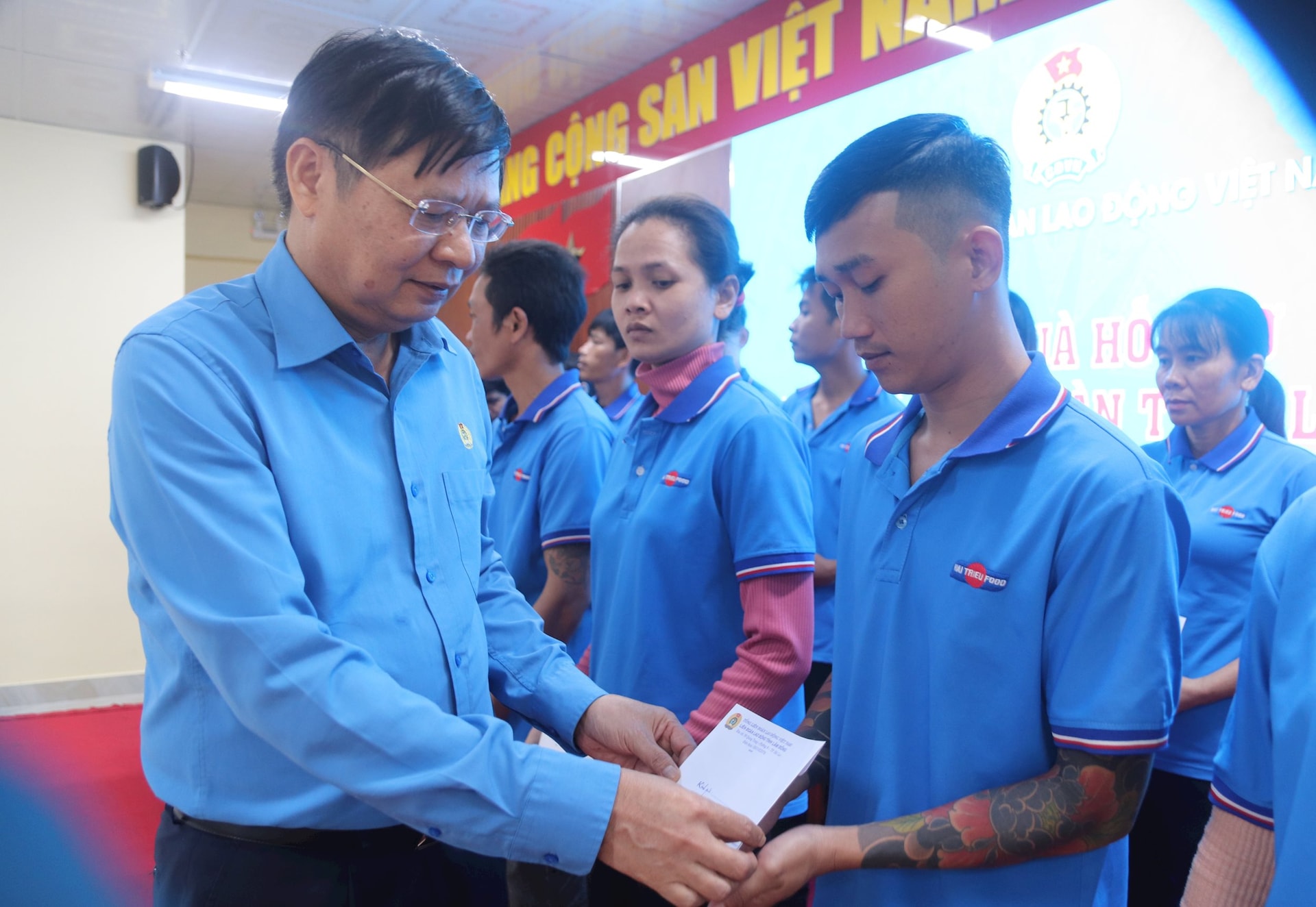 សមមិត្ត Phan Van Anh អនុប្រធានសហព័ន្ធការងារវៀតណាមបានអញ្ជើញទៅសួរសុខទុក្ខ និងជូនអំណោយដល់កម្មករនៃក្រុមហ៊ុន Hai Trieu Company Limited។