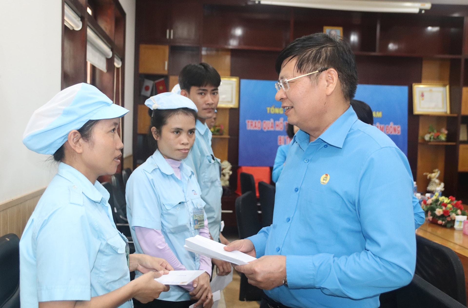 សមមិត្ត Phan Van Anh អនុប្រធានសហព័ន្ធការងារវៀតណាមបានអញ្ជើញទៅសួរសុខទុក្ខ និងជូនអំណោយដល់កម្មករនៃរោងចក្រកាត់ដេរ Phu Long។