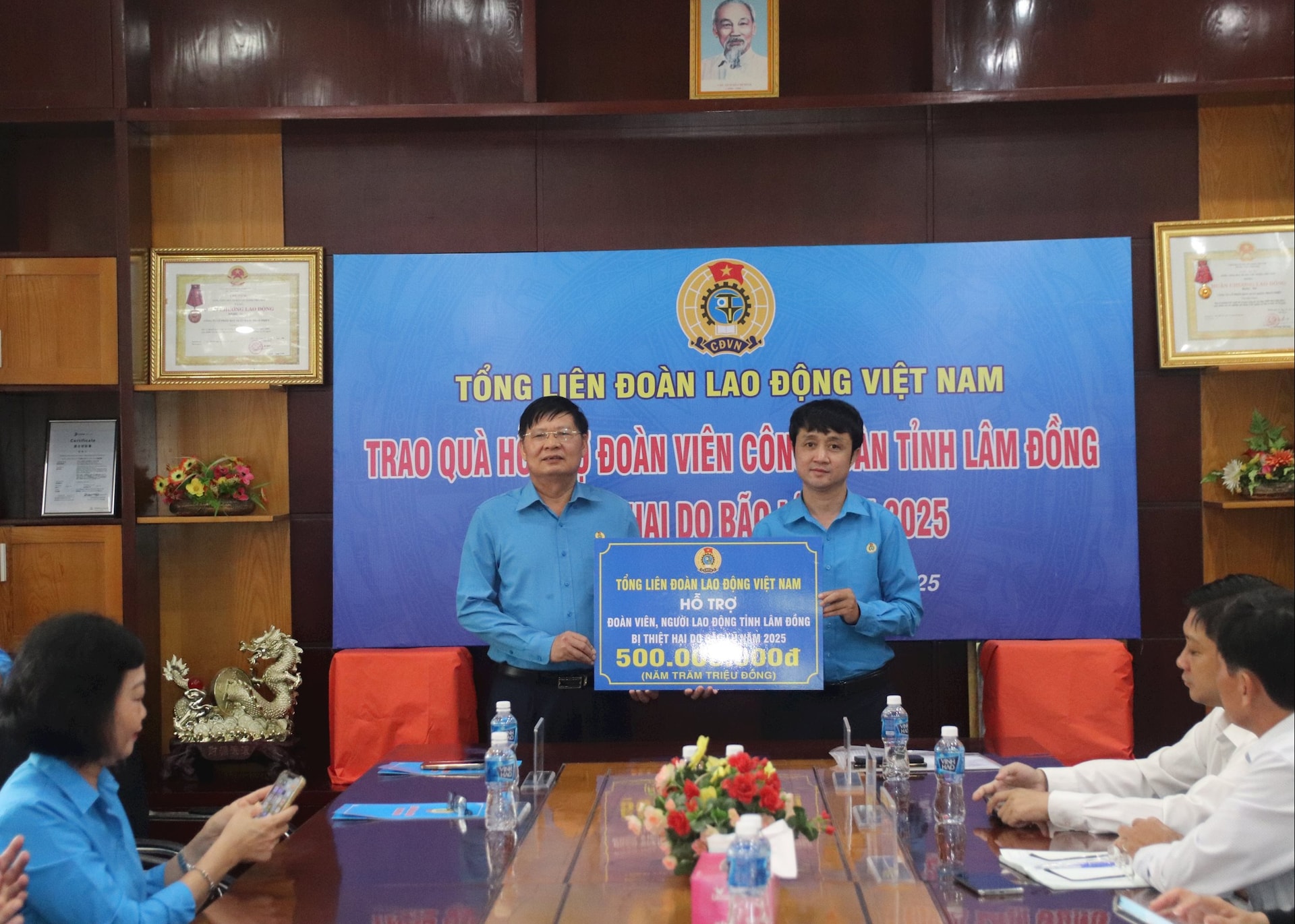 សមមិត្ត Phan Van Anh អនុប្រធានសហព័ន្ធការងារវៀតណាមបានប្រគល់ប្រាក់ឧបត្ថម្ភដល់សហព័ន្ធការងារខេត្ត Lam Dong។