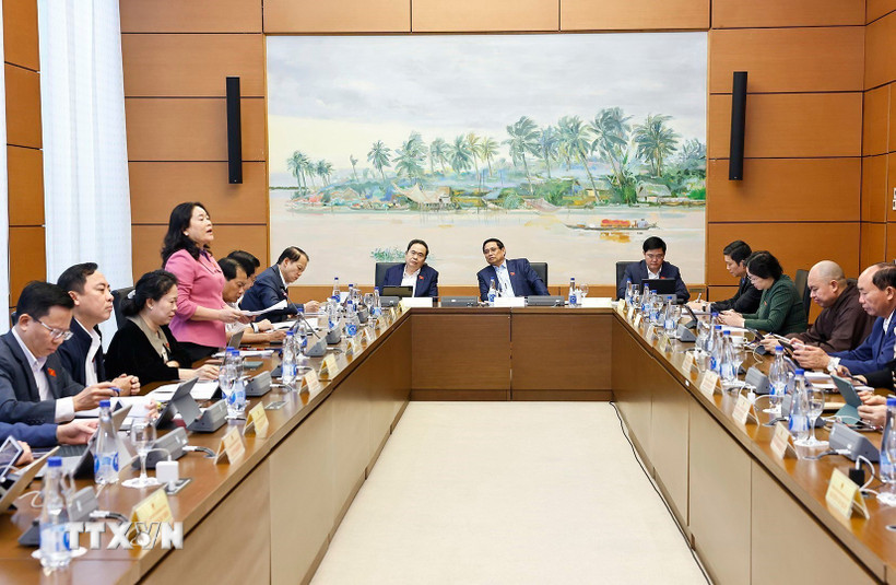 Đoàn đại biểu Quốc hội tỉnh Điện Biên và thành phố Cần Thơ thảo luận ở tổ. (Ảnh: Doãn Tấn/TTXVN)