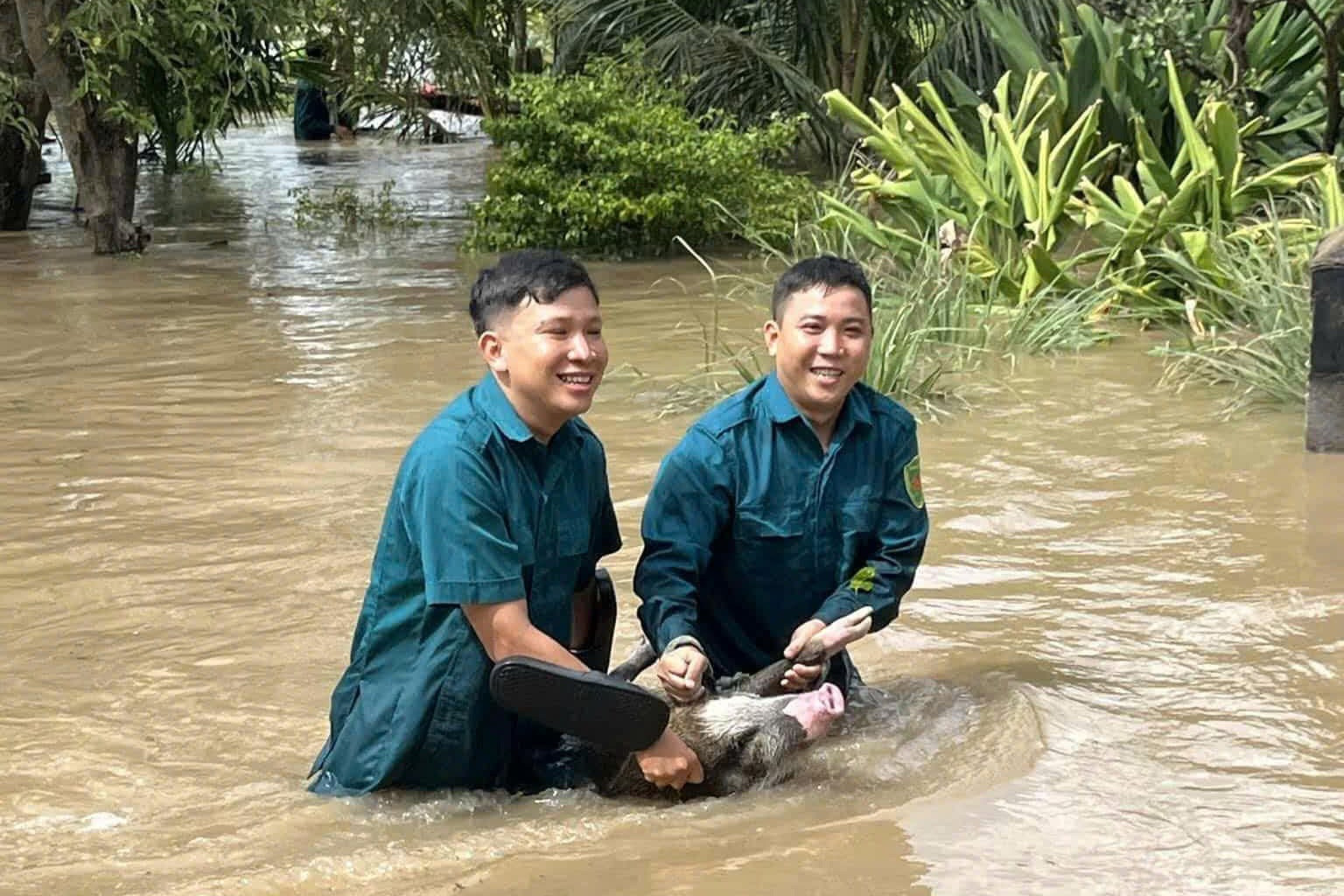 Lực lực lượng dân quân xã Hồng Sơn chủ động ứng trực, giúp Nhân dân di dời tài sản