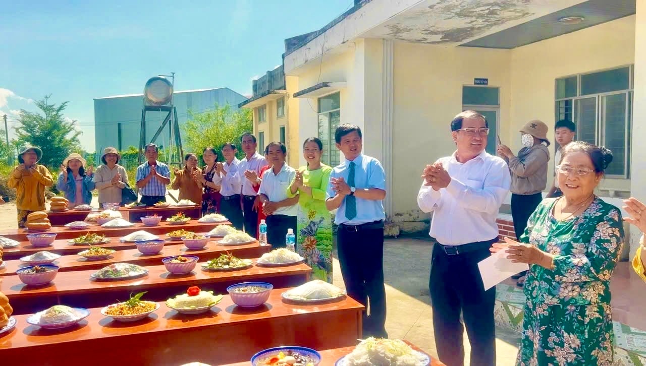 Matboder med mange tradisjonelle lokale retter