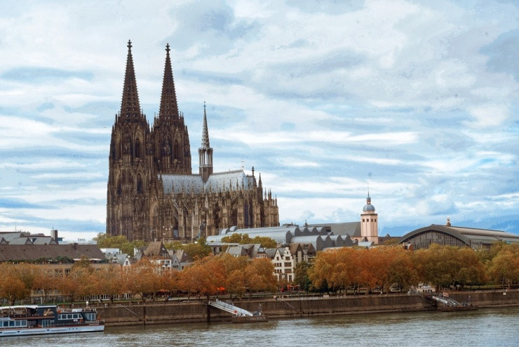 Thành phố Cologne cổ kính bên bờ sông Rhine vào mùa thu.