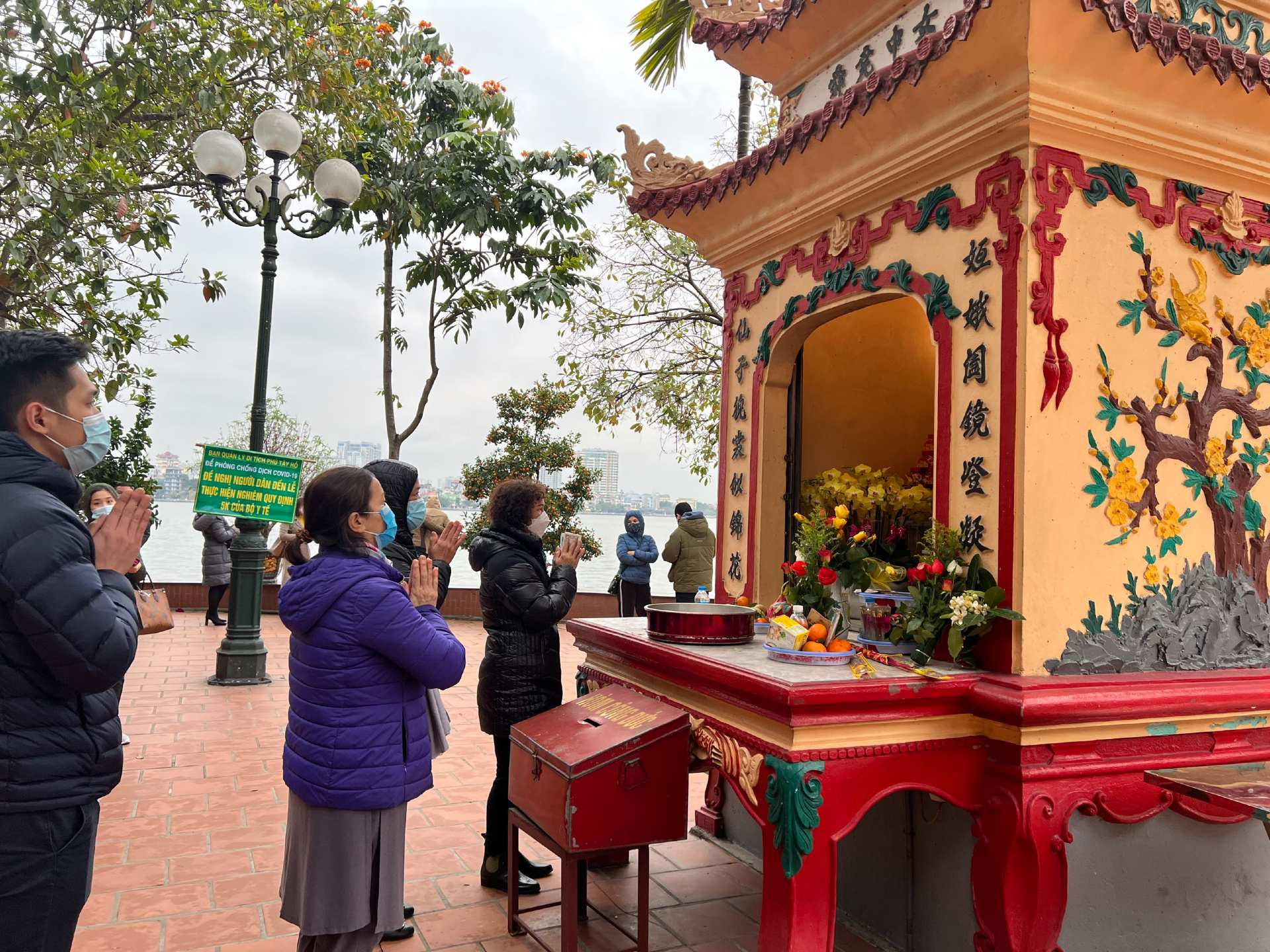 Phủ Tây Hồ thờ ai