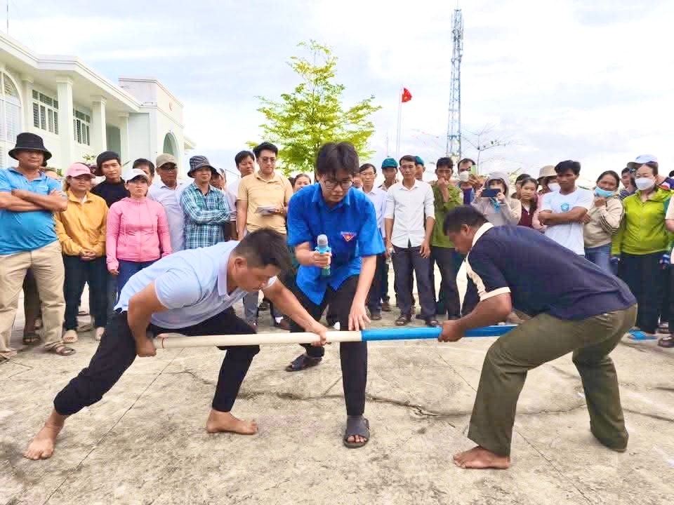 Folk i Hai Ninh kommune deltar i stangskyvekonkurransen