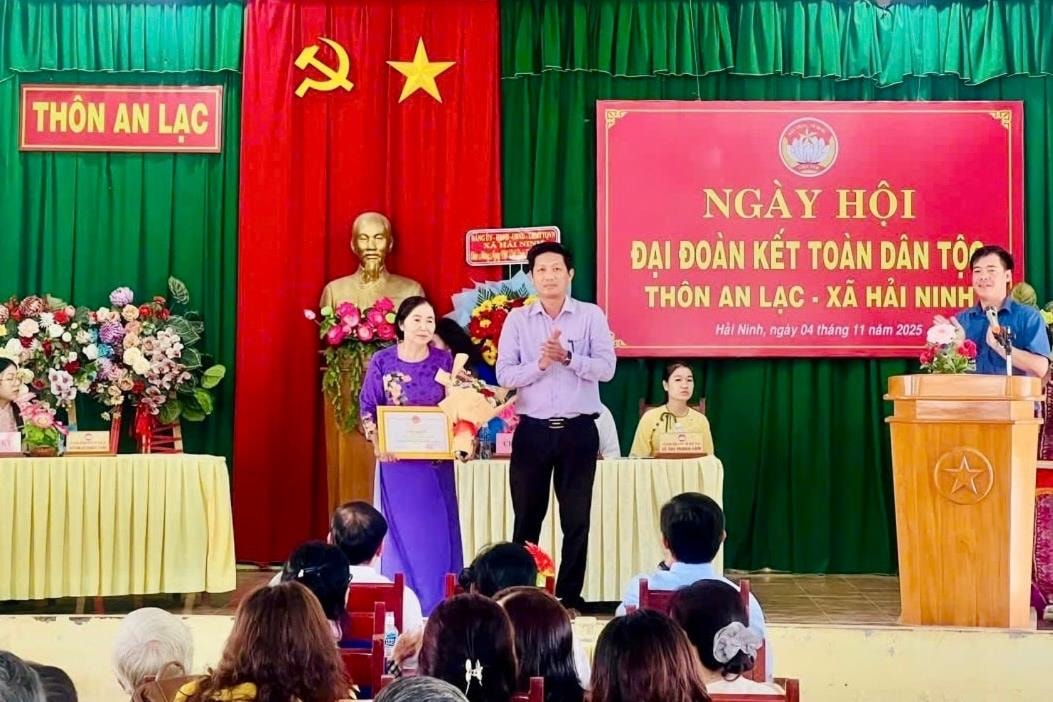 Tildeling av tittelen eksemplarisk kulturfamilie til to familier i landsbyen An Lac (1).jpg