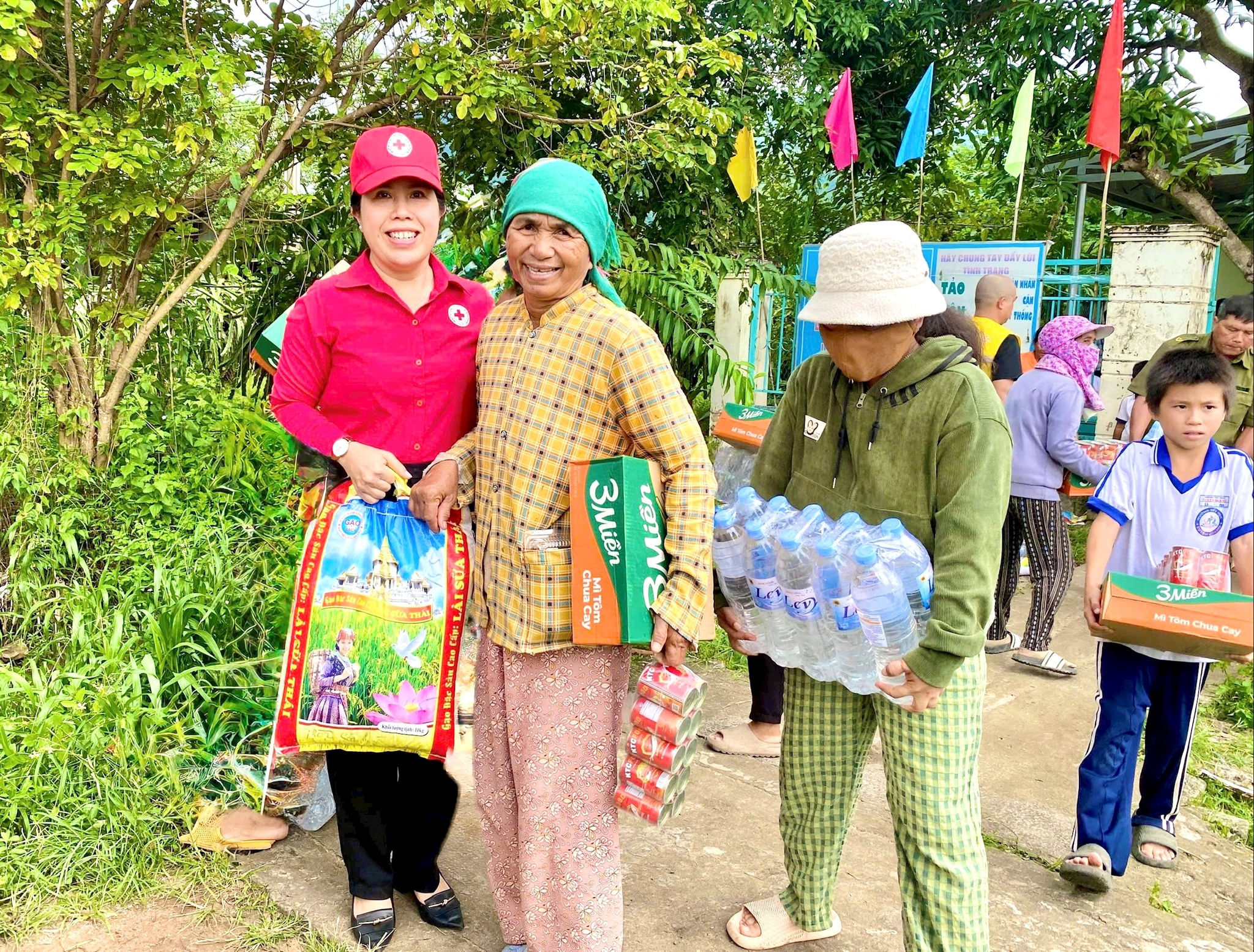 Thăm, tặng quà cho người dân xã Hàm Thạnh