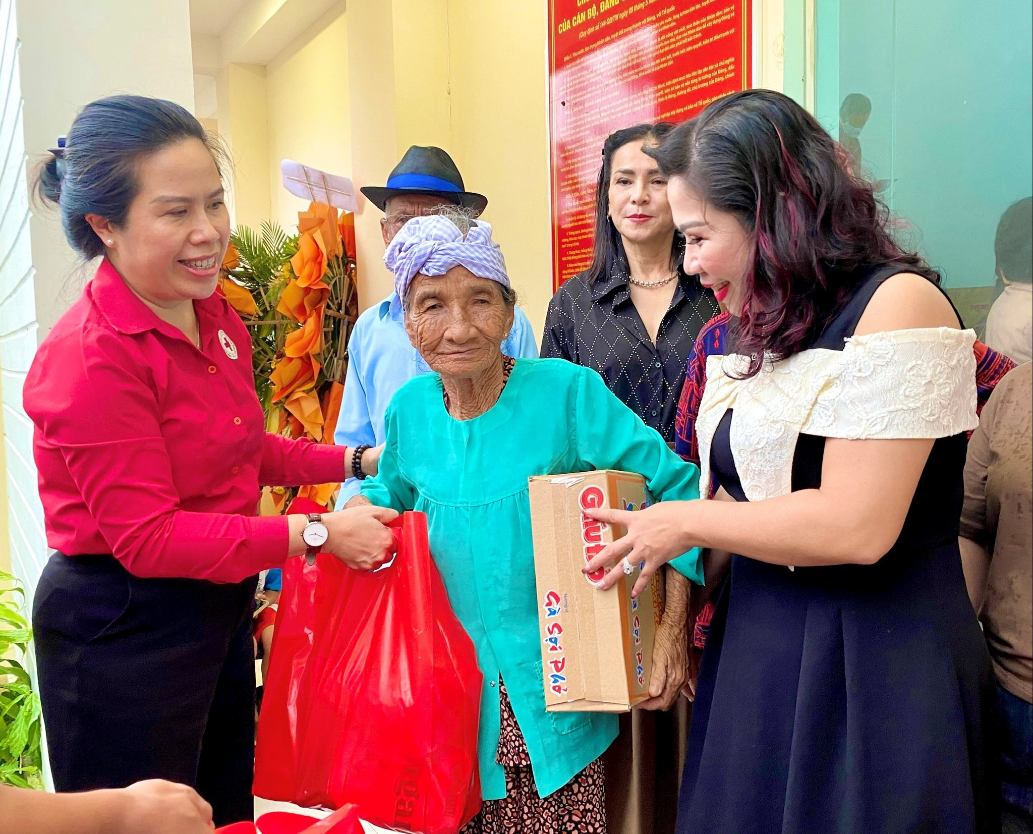 Thăm, tặng quà cho người dân xã Hàm Thuận