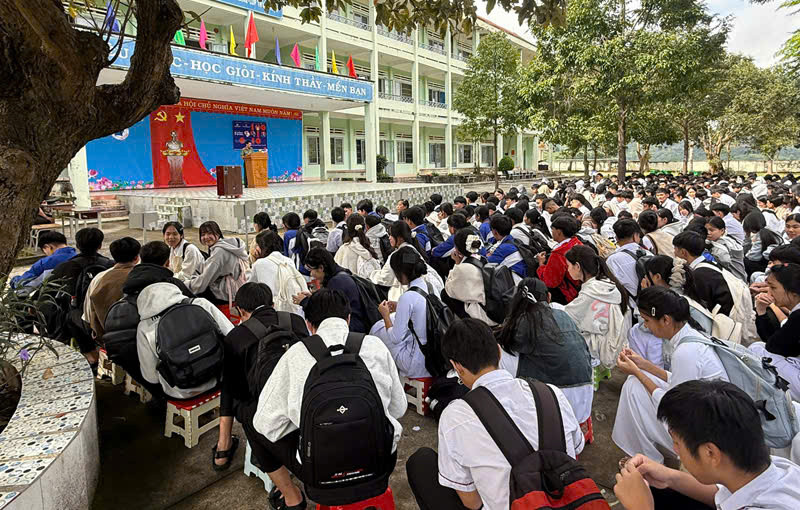 Toàn cảnh buổi tuyên truyền tại trường THPT Hùng Vương