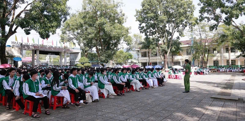 Toàn cảnh buổi tuyền truyền tại trường THPT Lộc Thành