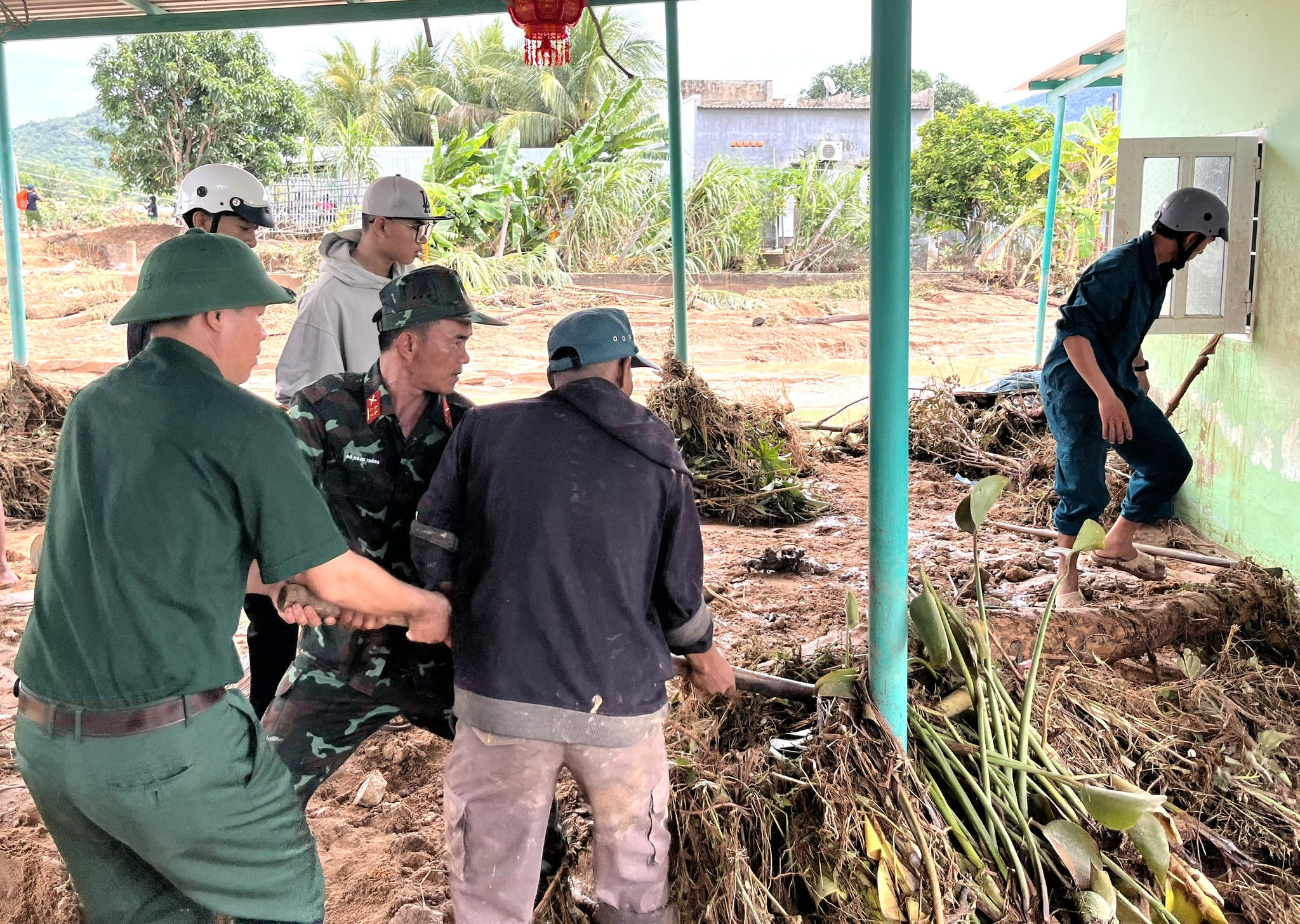 Lực lượng vũ trang giúp dân khắc phục hậu quả sau lũ quét tỉnh 