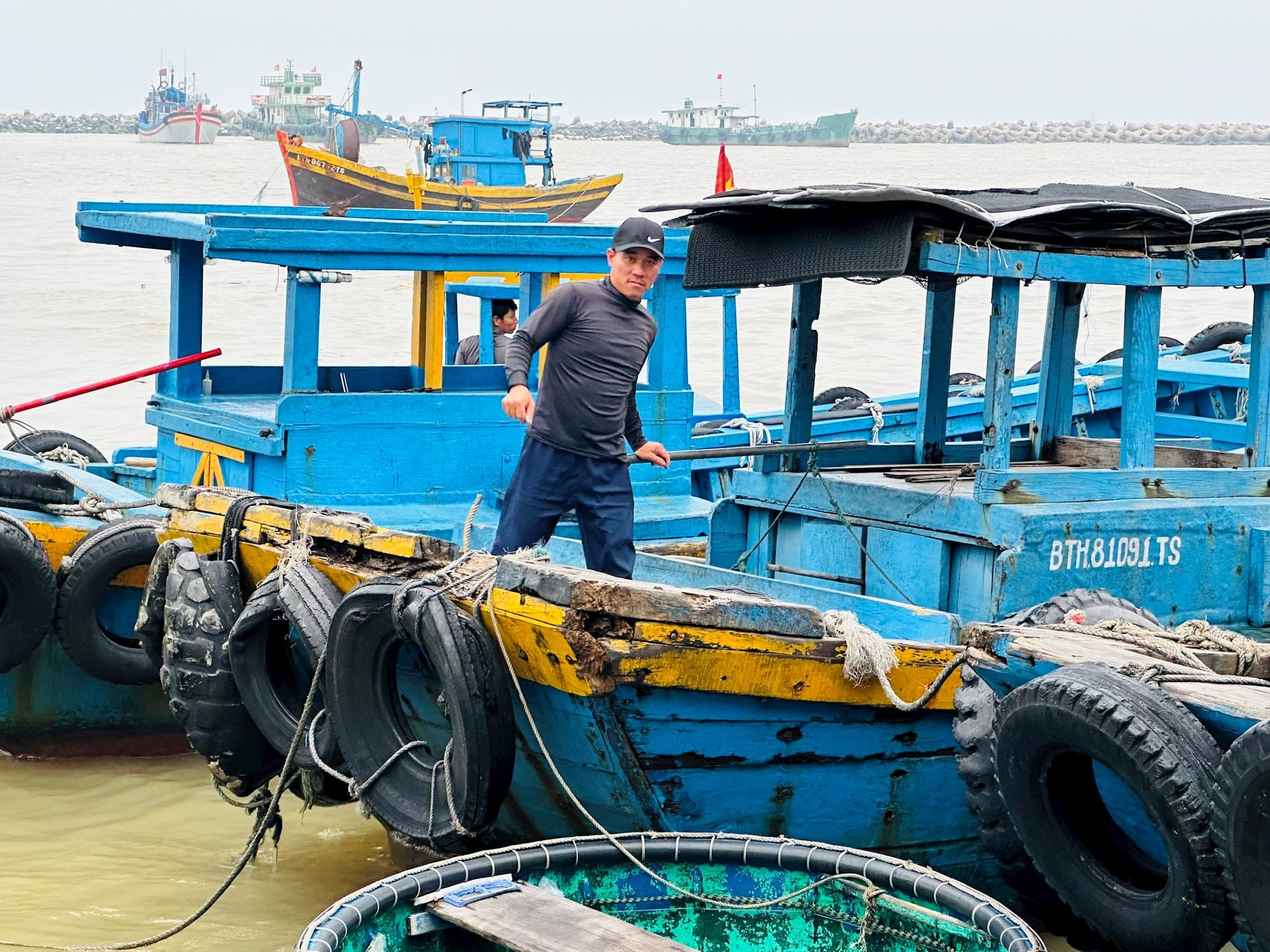 Ngư dân các địa phương ven biển chủ động neo đậu tàu thuyền vào bờ tránh bão số 13