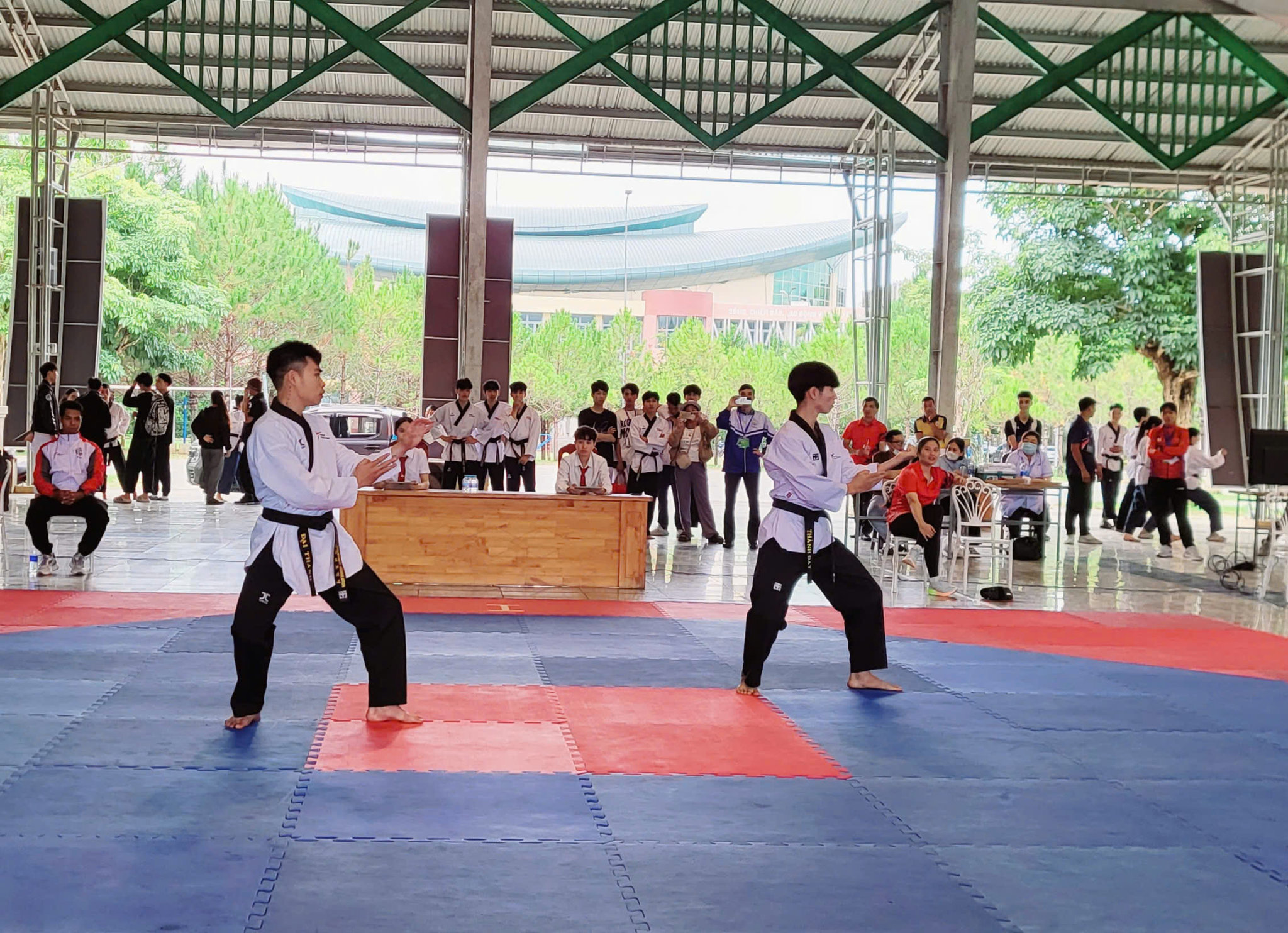Biểu diễn nội dung đồng đội đôi nam