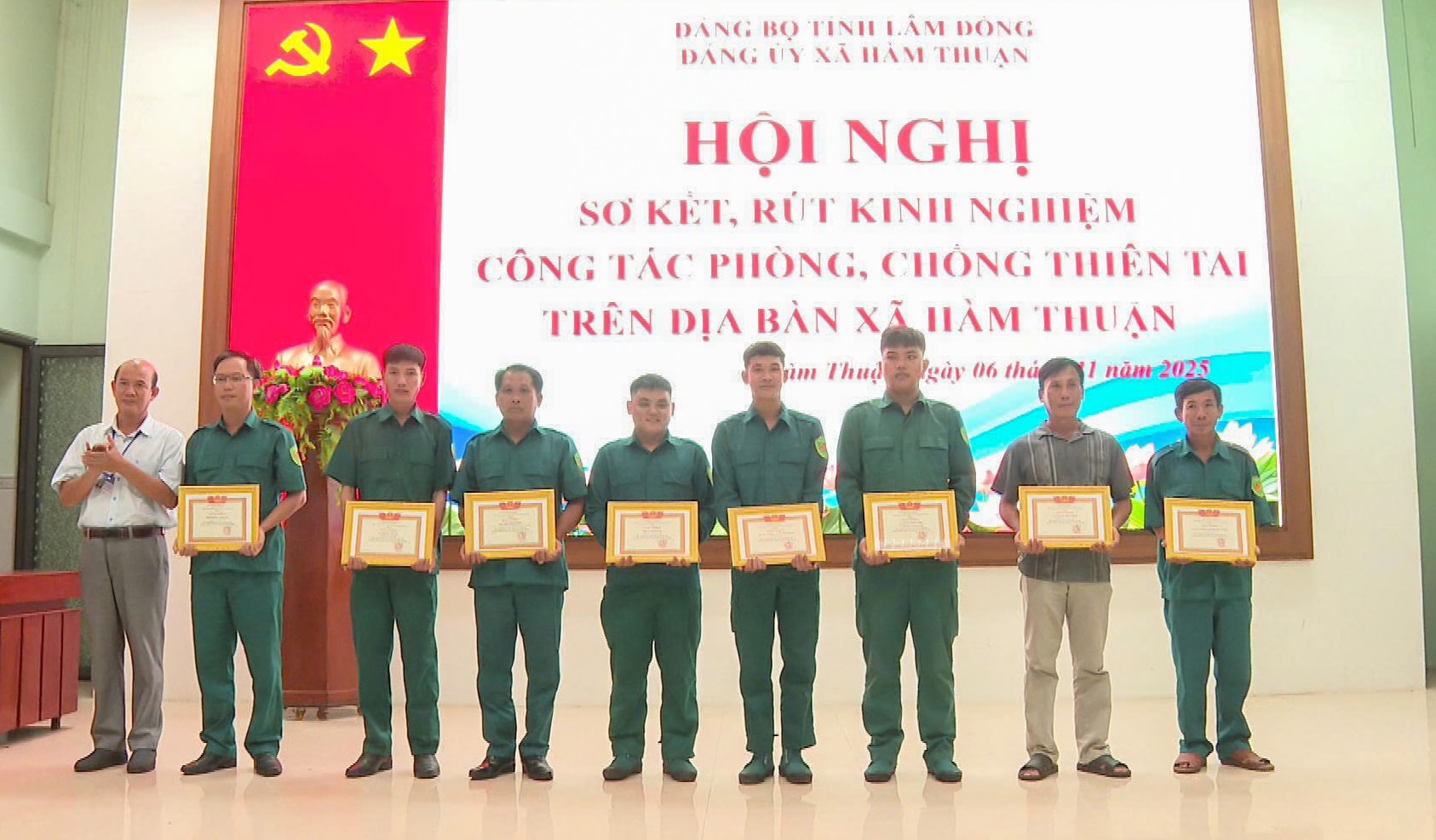 Jednotlivci přebírající od Lidového výboru obce Ham Thuan čestná uznání za své úsilí v prevenci a boji proti přírodním katastrofám (1).jpg