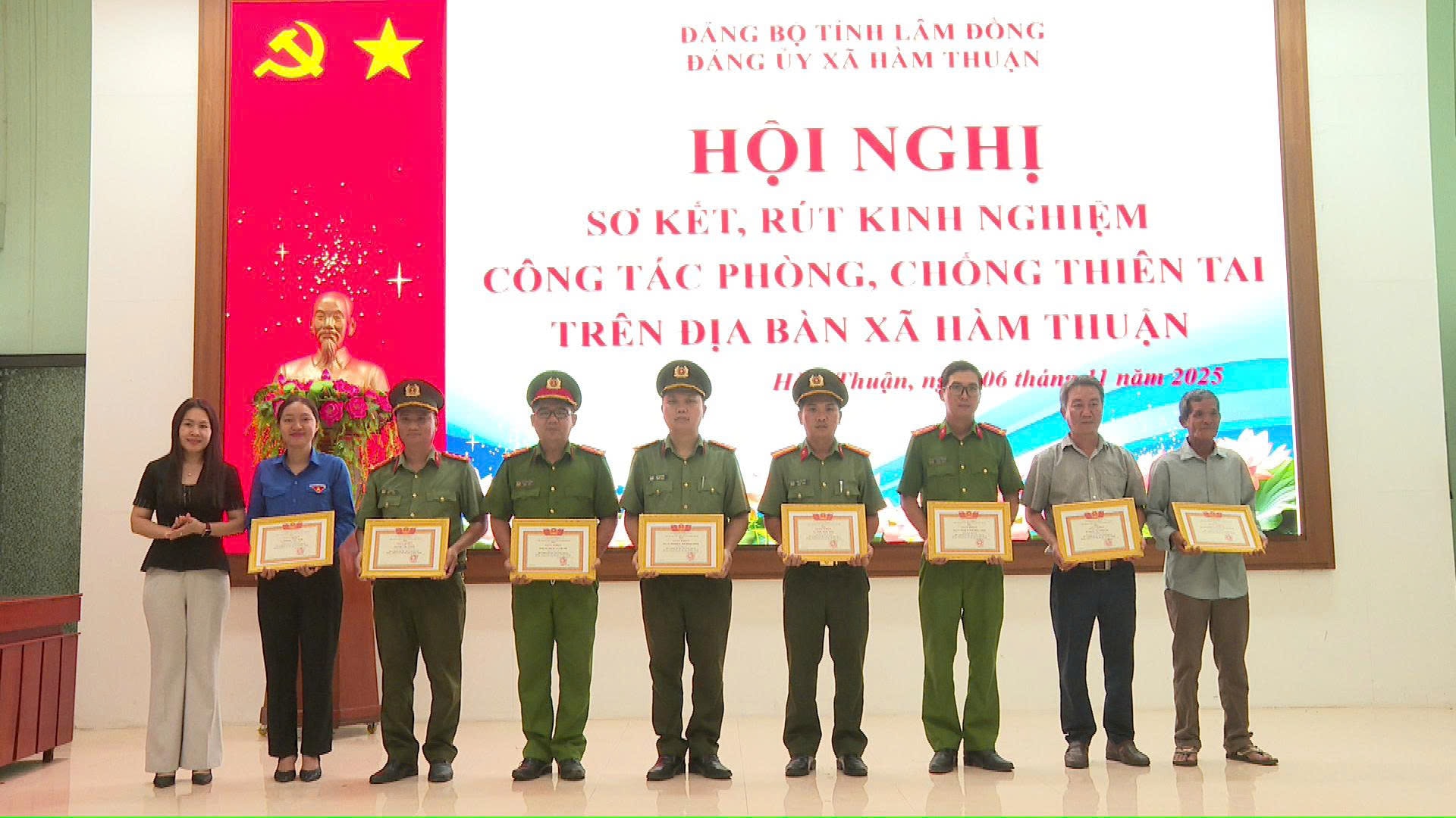 Jednotlivci obdrželi od Lidového výboru obce Ham Thuan ocenění za práci v oblasti prevence katastrof.