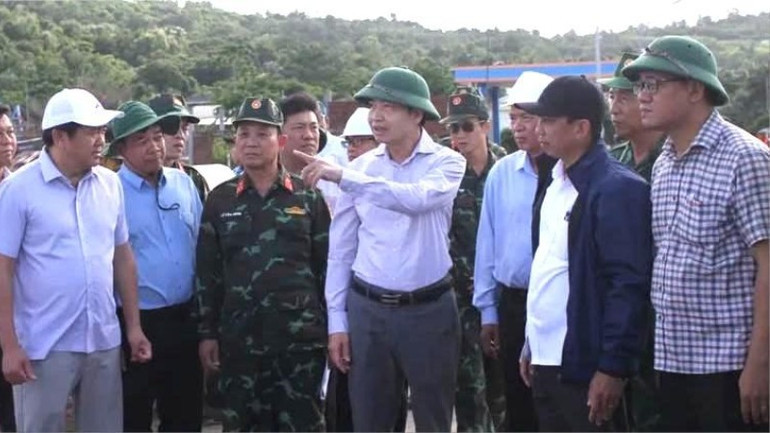 Chủ tịch Ủy ban nhân dân tỉnh Đắk Lắk Tạ Anh Tuấn và đoàn công tác của tỉnh kiểm tra công tác phòng, chống bão tại cảng cá Dân Phướng. img-0611-3678-6047.jpg