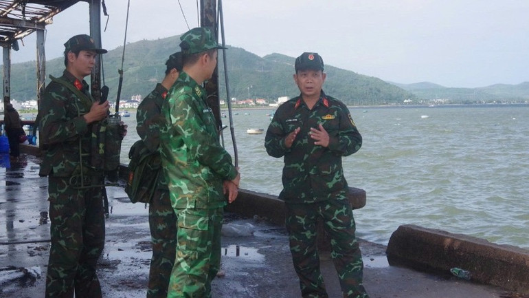Đại tá Lê Văn Hùng, Phó Chỉ huy trưởng kiêm Tham mưu trưởng Bộ Chỉ huy quân sự tỉnh Đắk Lắk (người đứng ngoài cùng bên phải) triển khai nhiệm vụ cho lực lượng nắm chắc diễn biến của bão số 13. img-0609-9837.jpg