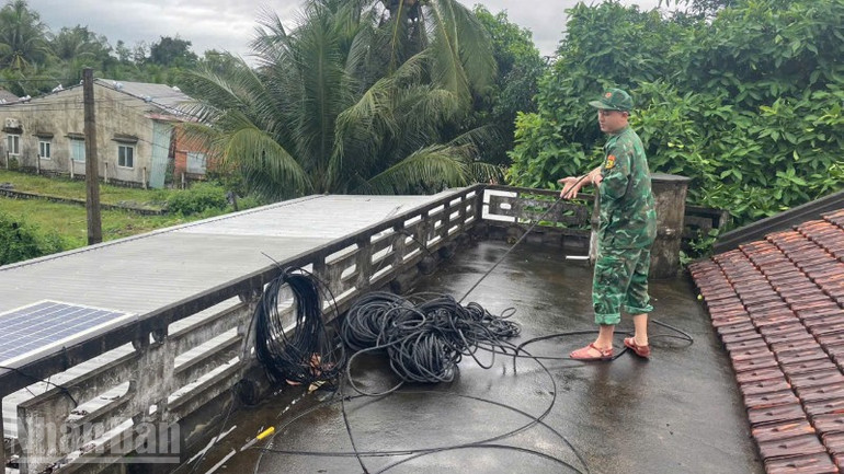 Cán bộ, chiến sĩ Đồn Biên phòng Xuân Đài chằng chống nhà cửa giúp dân. ndo_bl_img-0612-5533.jpg